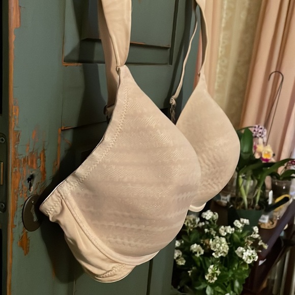 👄Natori Underwire Bra👄 - Picture 2 of 8